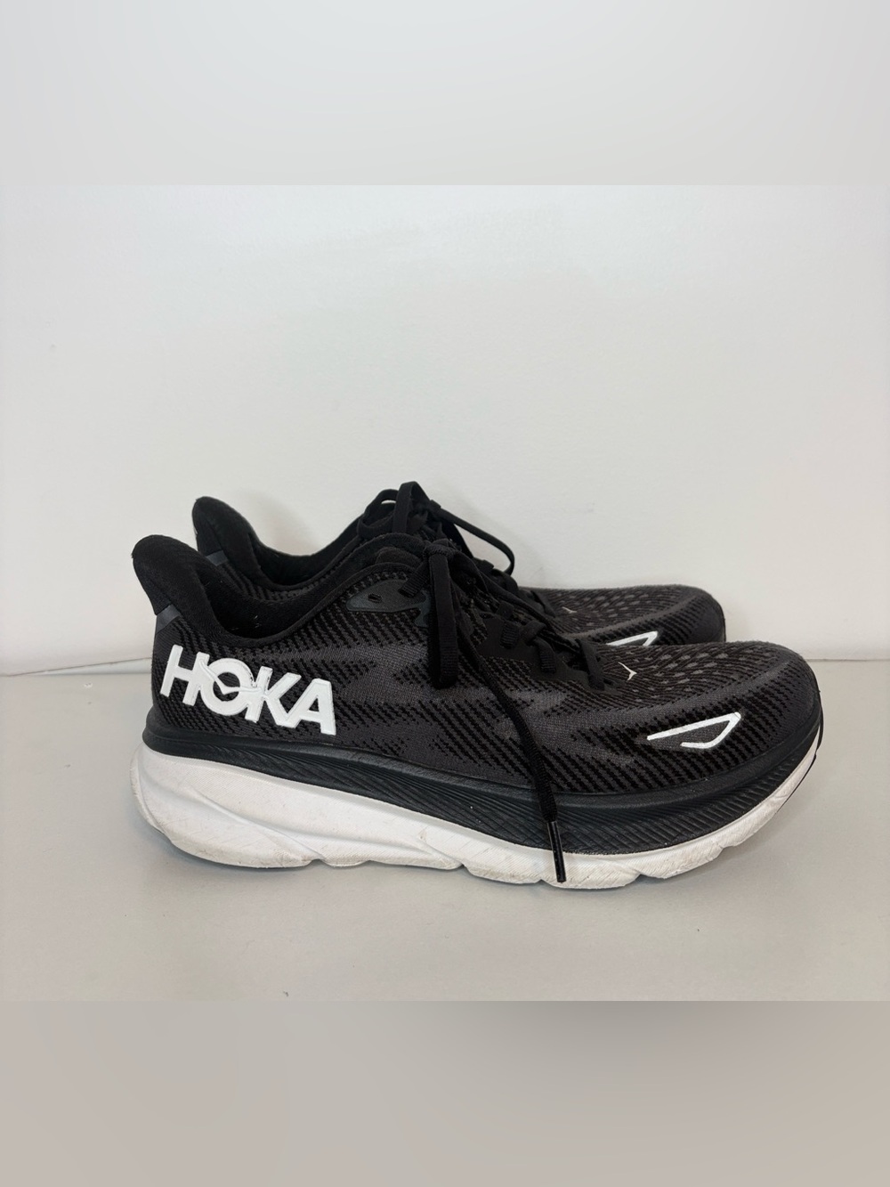 Hoka women’s Clifton 9 sneakers , sz : 8.5
